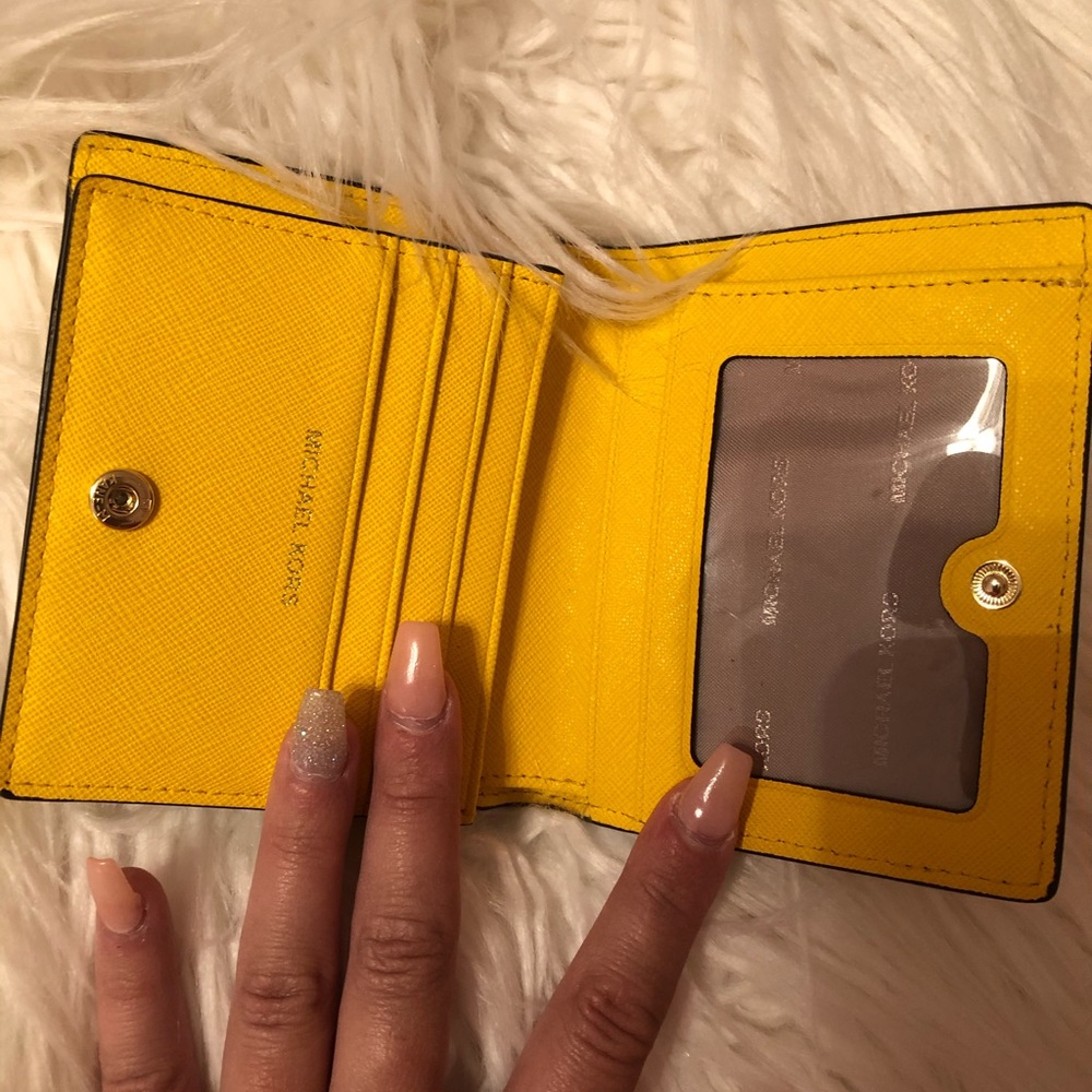 🌻MICHAEL KORS YELLOW WALLET🌻